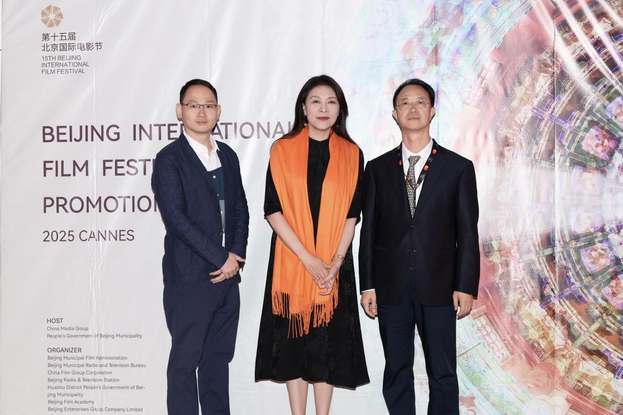 余俊生（右一）與《走走停?！穼?dǎo)演龍飛（左一）、演員岳紅（左二）合影。主辦方供圖