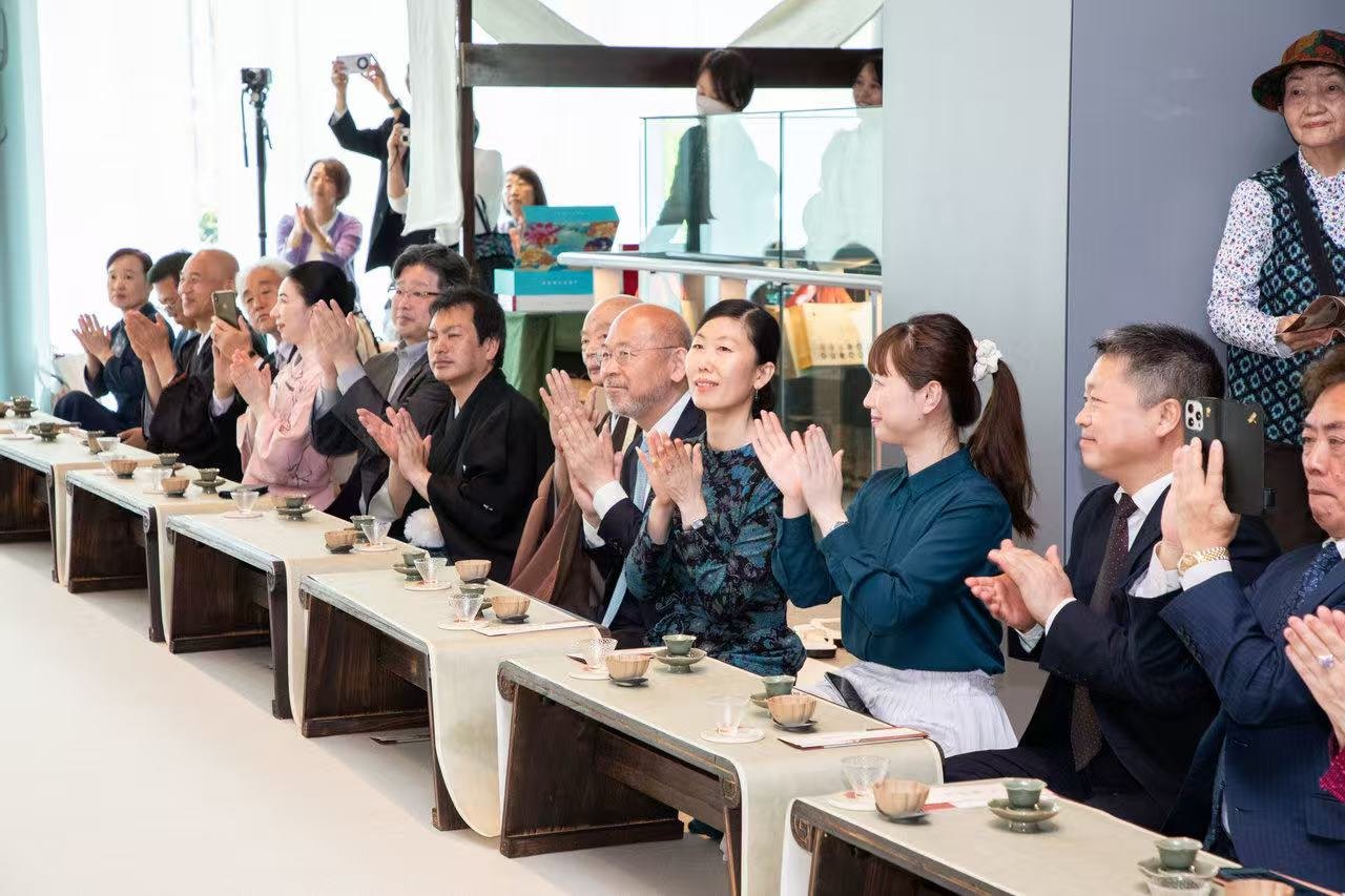 中日兩國文旅界、各茶道流派嘉賓出席開幕式。中國駐大阪旅游辦事處供圖
