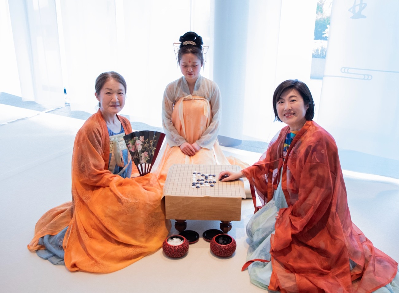 日本客人體驗漢服。中國駐大阪旅游辦事處供圖