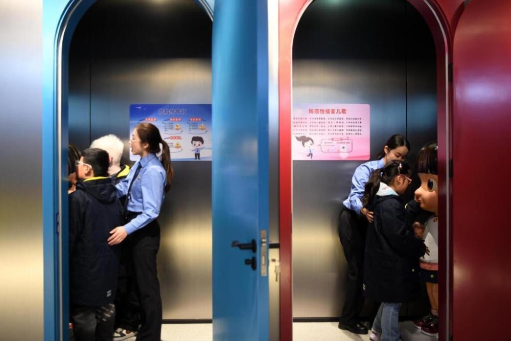 2025年4月2日，殘障兒童在無(wú)障礙青少年法治教育基地體驗(yàn)。