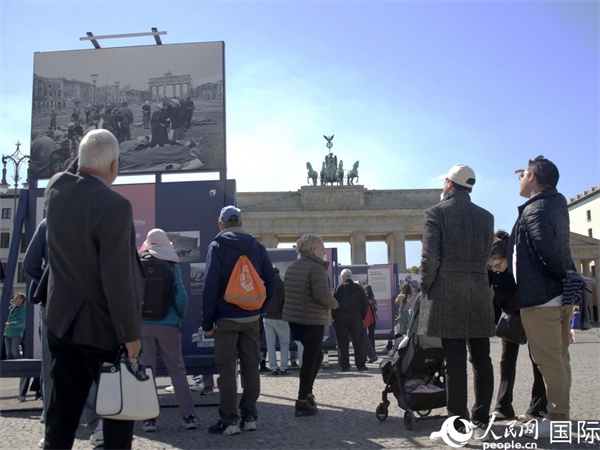 圖為勃蘭登堡門前，市民們?cè)趨⒂^歷史圖片展。人民網(wǎng) 肖晶攝