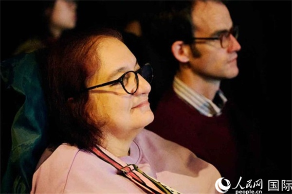 英國觀眾觀看巡展影片。楊浩鵬攝