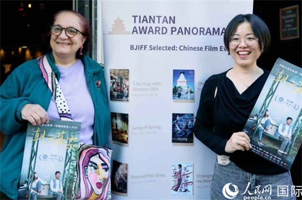 《朝云暮雨》放映前，觀眾前同主辦方互動。楊浩鵬攝