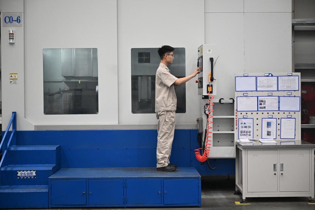 近日，工人在洛陽(yáng)軸承集團(tuán)股份有限公司的智能生產(chǎn)線上作業(yè)。新華社記者 李嘉南 攝