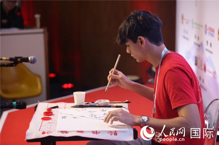 2025年“漢語(yǔ)橋”巴西賽區(qū)決賽的“才藝展示”環(huán)節(jié)，一名參賽者正在繪畫(huà)。人民網(wǎng)記者 時(shí)元皓攝