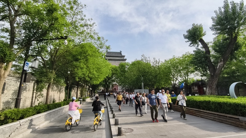 外國(guó)游客游覽北京鼓樓。人民網(wǎng)記者 李楠樺攝