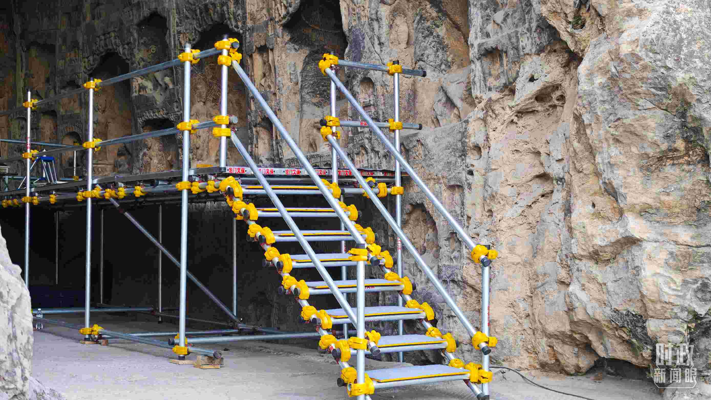 △龍門石窟古陽洞文物修護(hù)現(xiàn)場。（總臺央廣記者潘毅拍攝）