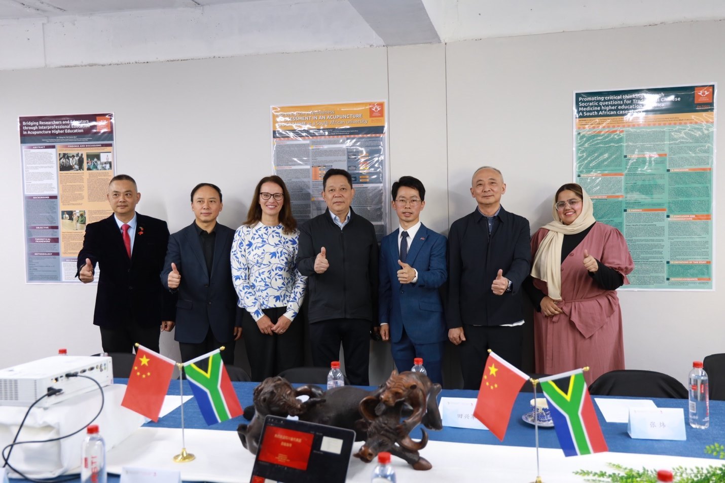 四川省副省長(zhǎng)楊興平及代表團(tuán)與《補(bǔ)充醫(yī)學(xué)：教育與研究》雜志社團(tuán)隊(duì)合影。非洲中醫(yī)及針灸中心供圖