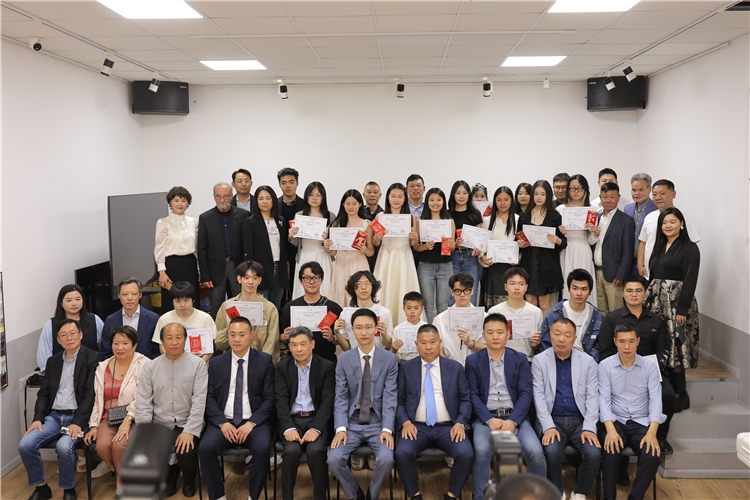 獲獎?wù)吲c主辦方合影。主辦方供圖