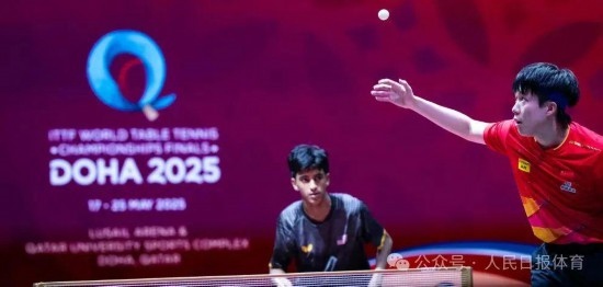 5月17日，王楚欽在比賽中發(fā)球。