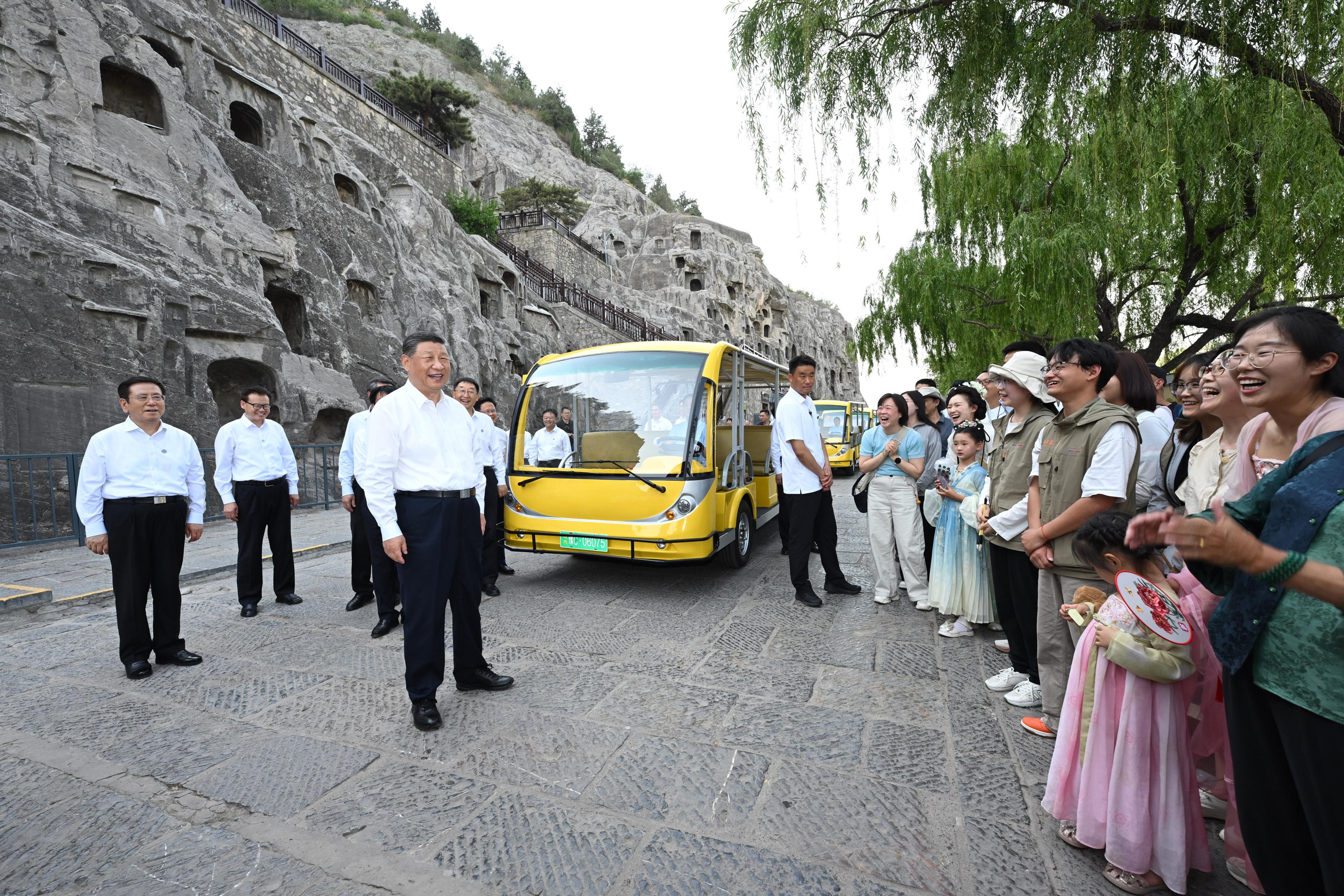 2025年5月19日，習(xí)近平總書(shū)記在洛陽(yáng)龍門(mén)石窟考察時(shí)，同游客親切交流。