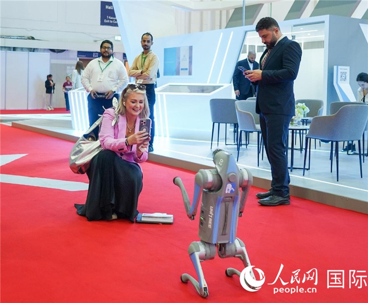 與會嘉賓被中企機器人吸引。人民網(wǎng) 塔里克·易卜拉欣攝