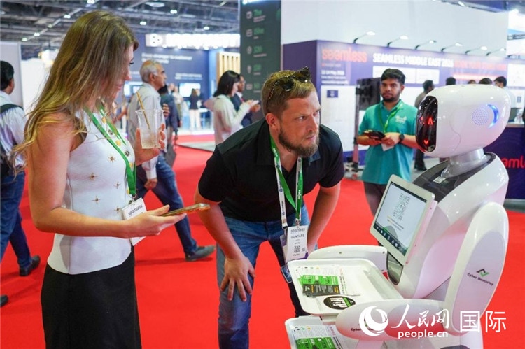 會上展示的電子支付機器人。人民網(wǎng) 塔里克·易卜拉欣攝