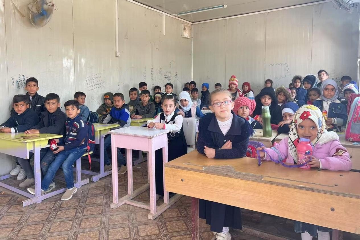 伊拉克卡爾巴拉省學生在簡易板房內(nèi)上課。中國電建供圖