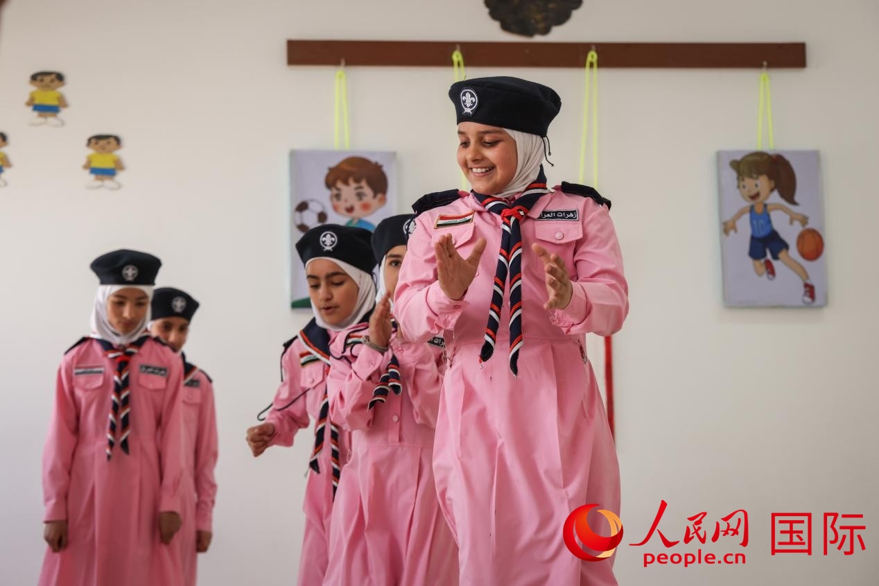 阿爾穆塔?阿里卡特國際學校的學生在展示課間活動。人民網(wǎng)記者 薛丹攝