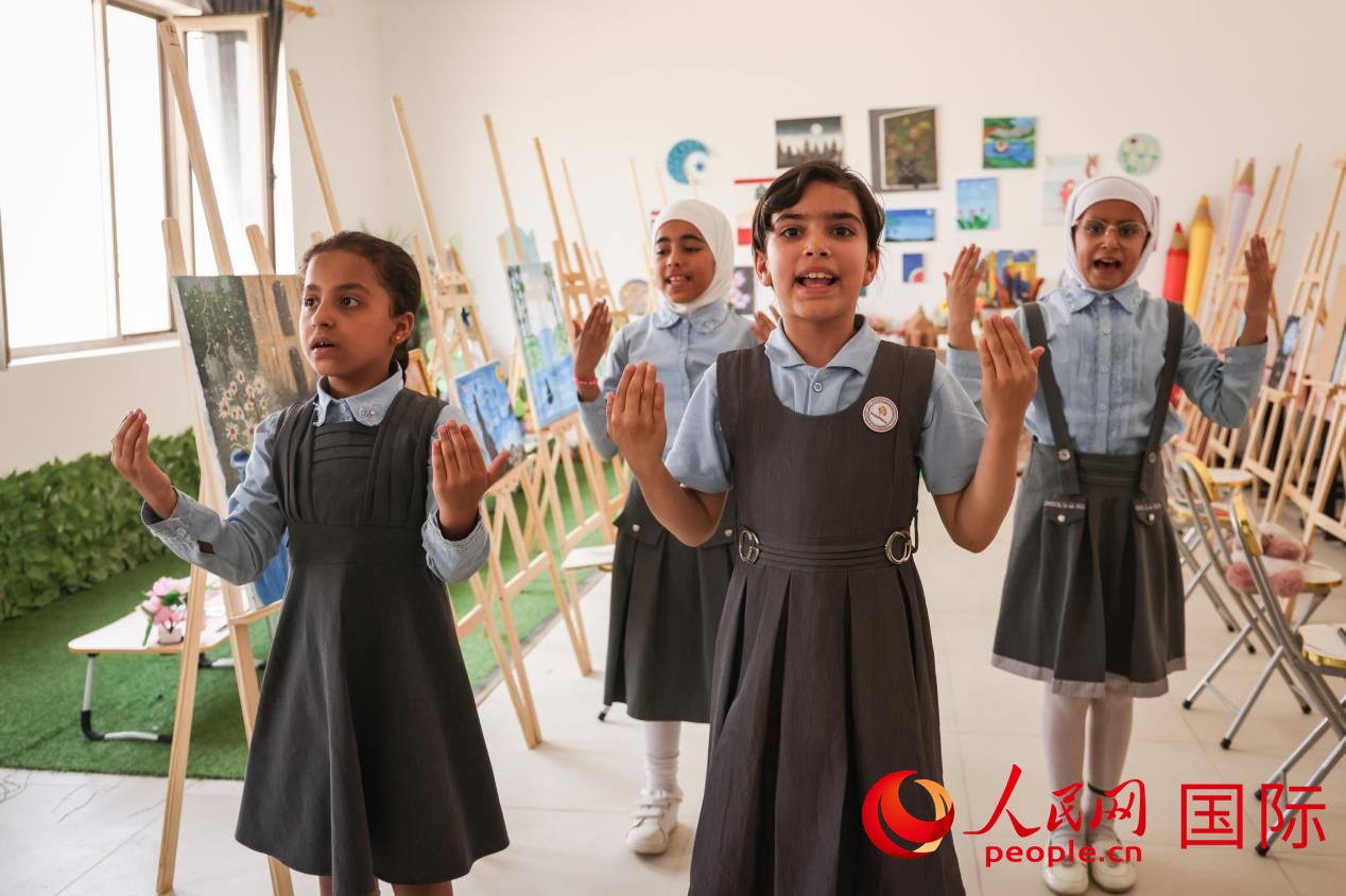 阿爾穆塔?阿里卡特國際學校的學生表演舞蹈。人民網(wǎng)記者 薛丹攝