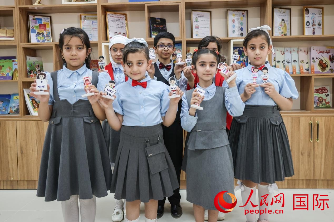 阿爾穆塔?阿里卡特國際學校的學生在圖書室上課。人民網(wǎng)記者 薛丹攝