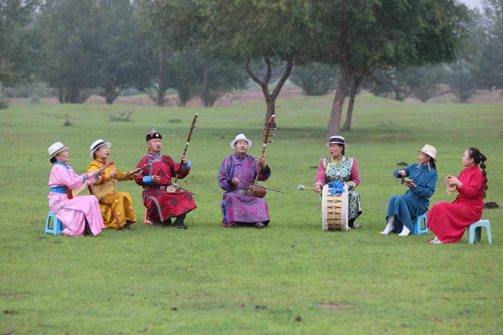 2024年7月16日，《格薩（斯）爾》史詩說唱傳承人在內(nèi)蒙古赤峰市巴林右旗戶外表演。（胡斯楞攝）