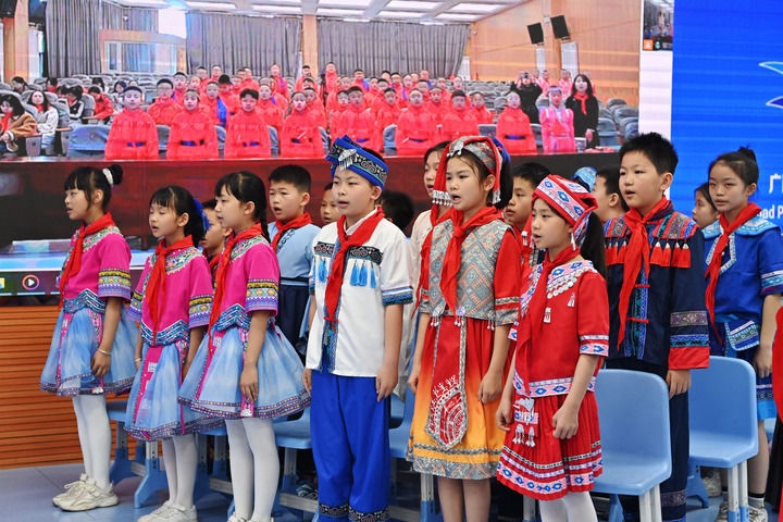 2025年3月28日，在“壯蒙一家親 共筑中國夢”手拉手主題云隊會上，廣西南寧市濱湖路小學(xué)四（1）中隊隊員通過網(wǎng)絡(luò)和內(nèi)蒙古鄂爾多斯東勝區(qū)第十二小學(xué)四（9）中隊隊員一起唱《中國少年先鋒隊隊歌》。新華社記者 周華 攝