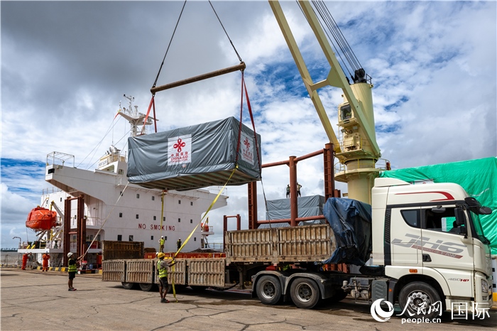 5月25日，當(dāng)?shù)毓と嗽诟劭趶呢涊喩闲遁d援緬第十五批緊急人道主義地震救災(zāi)物資。人民網(wǎng)記者謝佳君攝