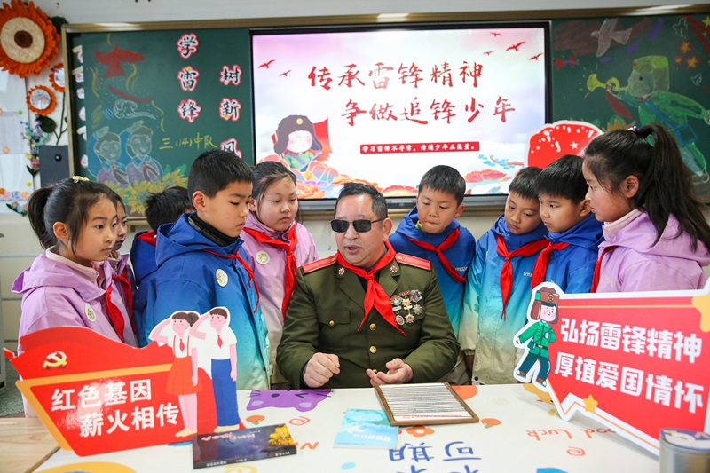 2025年3月3日，江蘇南通如皋市安定小學(xué)里，傷殘軍人許波銀在思政小課堂上向?qū)W生講述雷鋒故事。
