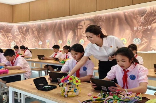 龍崗一小學(xué)生正在學(xué)習(xí)“發(fā)現(xiàn)石刻之美”華蔓花冠課程。