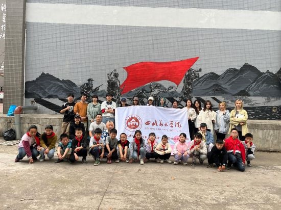 “行動中的課堂：探尋茶馬古道紅色印記”工作坊與當?shù)匦W(xué)生共同創(chuàng)作主題壁畫。