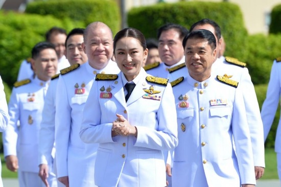 2024年9月7日，泰國總理佩通坦·欽那瓦（前中）及新一屆內(nèi)閣成員在位于首都曼谷的總理府與媒體見面。新華社發(fā)（拉亨攝）