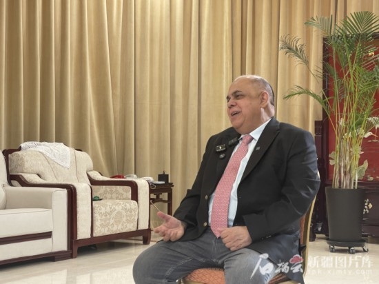 上合組織副秘書長索海爾·汗在專訪中。石榴云/新疆日報記者 劉翔攝