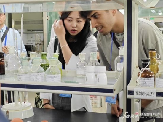 5月26日，2025上合組織國家媒體合作論壇嘉賓參觀新奇康藥業(yè)股份有限公司實驗室。石榴云/新疆日報記者 宋海波攝