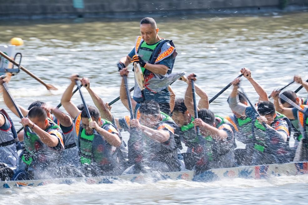 2025年5月27日，浙江寧波云龍鎮(zhèn)，首屆“我們的節(jié)日?端午看云龍”農(nóng)民龍舟邀請(qǐng)賽舉行。（圖片來源：視覺中國）