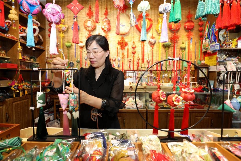 2025年5月25日，安徽省淮北市，非遺香包上貨架。（圖片來源：視覺中國）