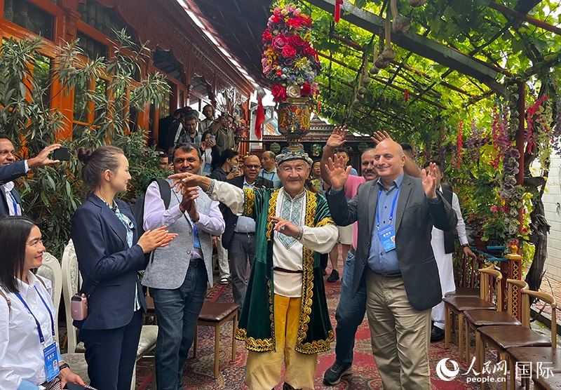 5月24日，外國媒體人在伊寧市喀贊其民俗旅游區(qū)參觀體驗。 人民網(wǎng)記者 翟轉(zhuǎn)麗攝