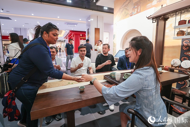 5月25日，外國媒體人在霍爾果斯國際邊境合作中心中國文化館參觀。人民網(wǎng)記者 張武軍攝