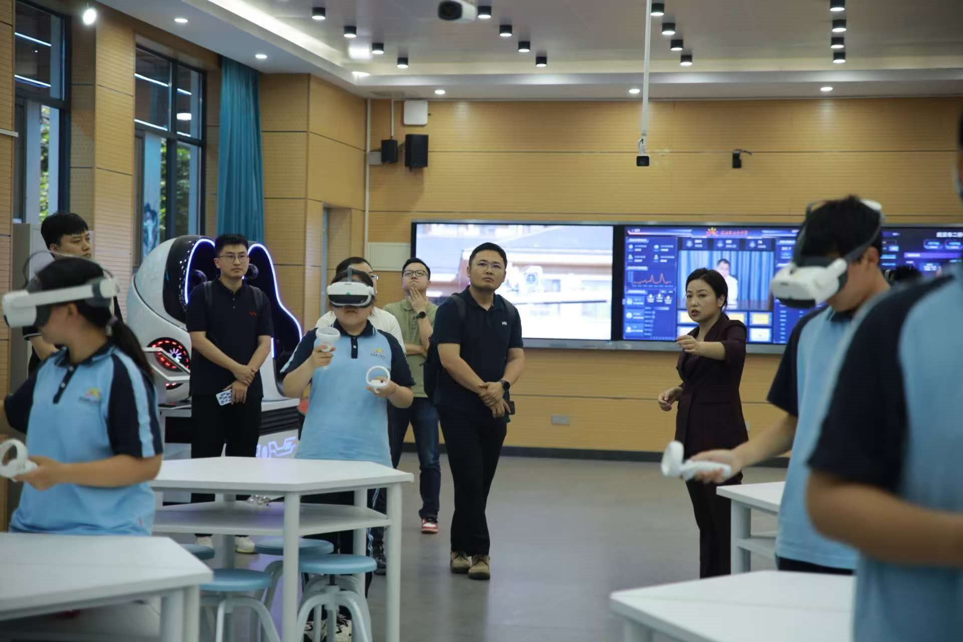 二橋中學(xué)學(xué)生在應(yīng)用VR設(shè)備學(xué)習(xí)。主辦方供圖