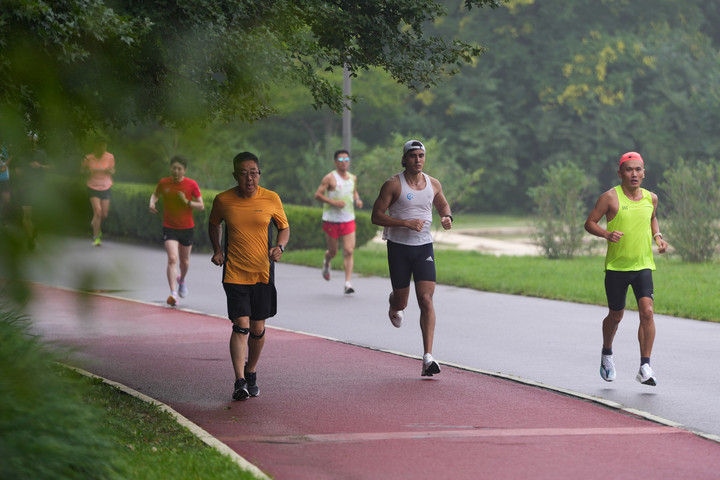 2024年7月14日，市民在北京中軸線延長(zhǎng)線上的奧林匹克森林公園運(yùn)動(dòng)鍛煉。