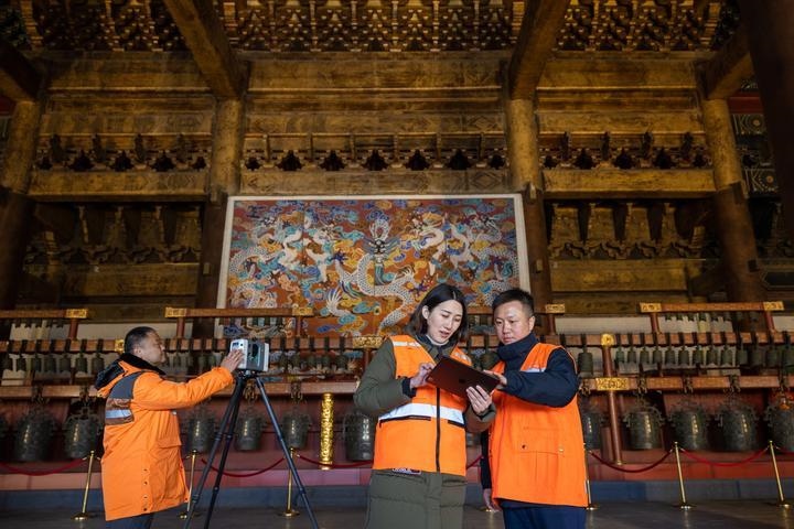 北京市測(cè)繪設(shè)計(jì)研究院團(tuán)隊(duì)在太廟測(cè)繪（2023年2月19日攝）。2020年9月起，北京市測(cè)繪設(shè)計(jì)研究院的技術(shù)團(tuán)隊(duì)開(kāi)展了北京中軸線遺產(chǎn)點(diǎn)實(shí)地測(cè)繪，從文物保護(hù)、環(huán)境整治、文物騰退等方面為北京中軸線申遺提供空間數(shù)據(jù)底板。