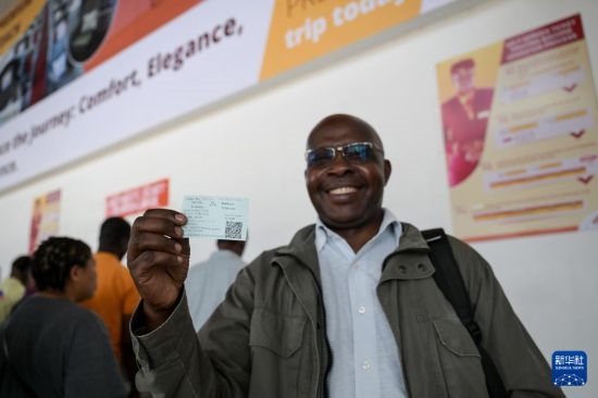 5月31日，在蒙內(nèi)鐵路內(nèi)羅畢站，一名前往蒙巴薩的乘客展示車票。新華社記者 楊光 攝