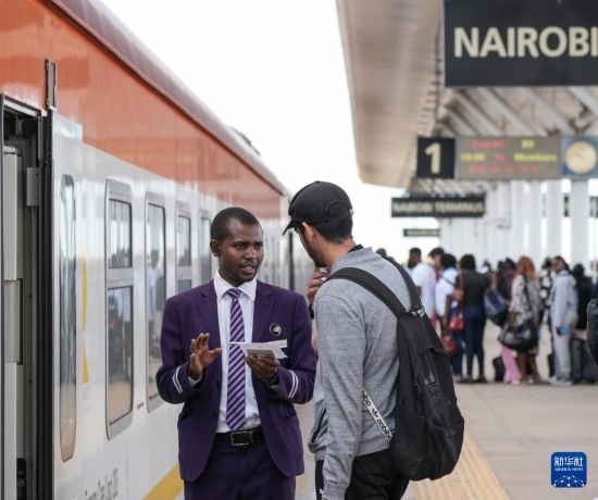5月31日，在蒙內(nèi)鐵路內(nèi)羅畢站，乘務(wù)員為乘客檢票。新華社記者 李亞輝 攝