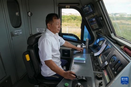 5月31日，在蒙內(nèi)鐵路內(nèi)羅畢站，機車駕駛員蔣立平在即將開往蒙巴薩的E2次列車上進行準備工作。新華社記者 楊光 攝