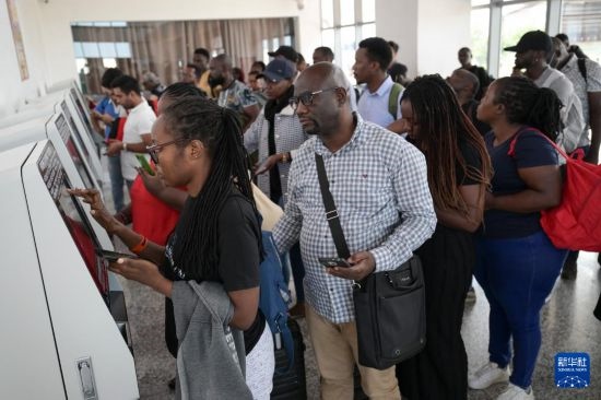 5月31日，在蒙內(nèi)鐵路內(nèi)羅畢站，乘客在自助取票機前排隊取票。新華社記者 楊光 攝