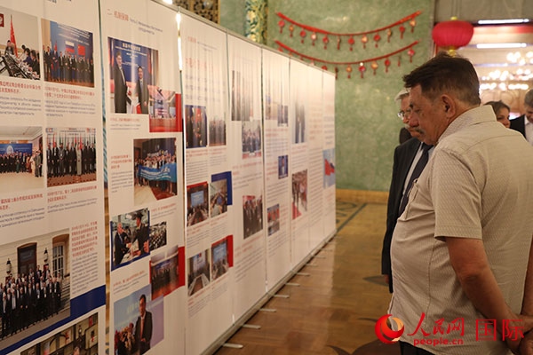 與會(huì)嘉賓參觀中俄科技創(chuàng)新合作圖片展。人民網(wǎng)記者 肖新新攝