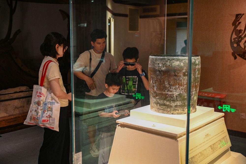 △2025年5月18日，游客在廣東廣州南越王博物院（王墓展區(qū)）體驗(yàn)AR眼鏡智慧導(dǎo)覽服務(wù)。