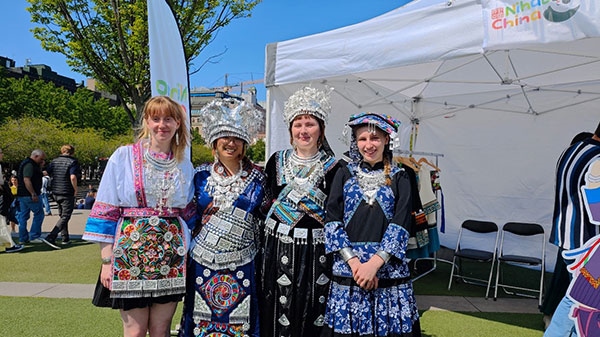 體驗苗族傳統(tǒng)服飾。人民網(wǎng)記者 殷淼