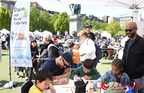 體驗熊貓彩繪活動。人民網(wǎng)記者 殷淼攝