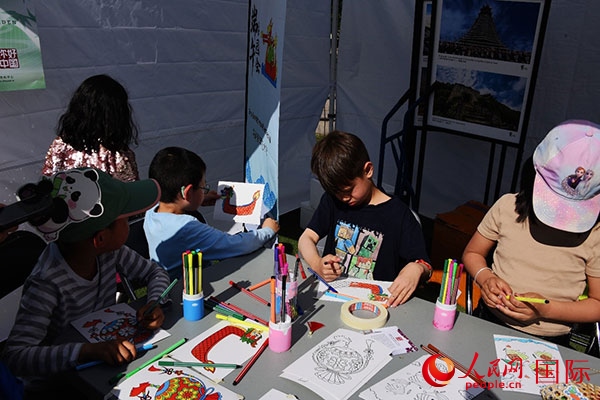 端午文化體驗—龍舟圖片填色。人民網(wǎng)記者 殷淼攝