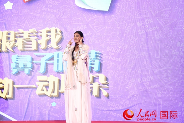 演唱中文歌曲。人民網(wǎng)記者任皓宇攝