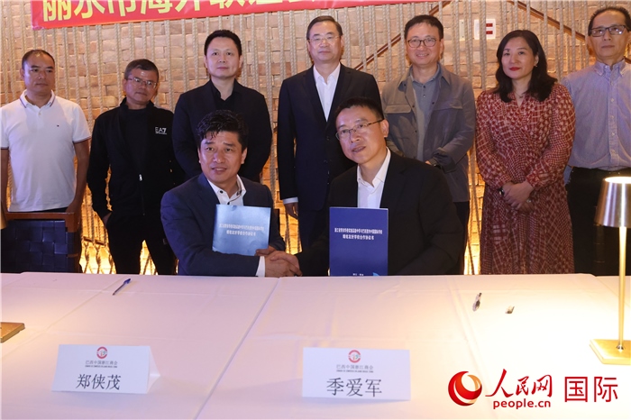 浙江省青田華僑實驗高級中學(xué)與巴西里約中國國際學(xué)校在座談會上締結(jié)為友好學(xué)校，青田縣人民政府僑務(wù)辦公室主任季愛軍和擔(dān)任巴西里約中國國際學(xué)校董事長的鄭俠茂作為代表簽署協(xié)議。 人民網(wǎng)記者 時元皓攝