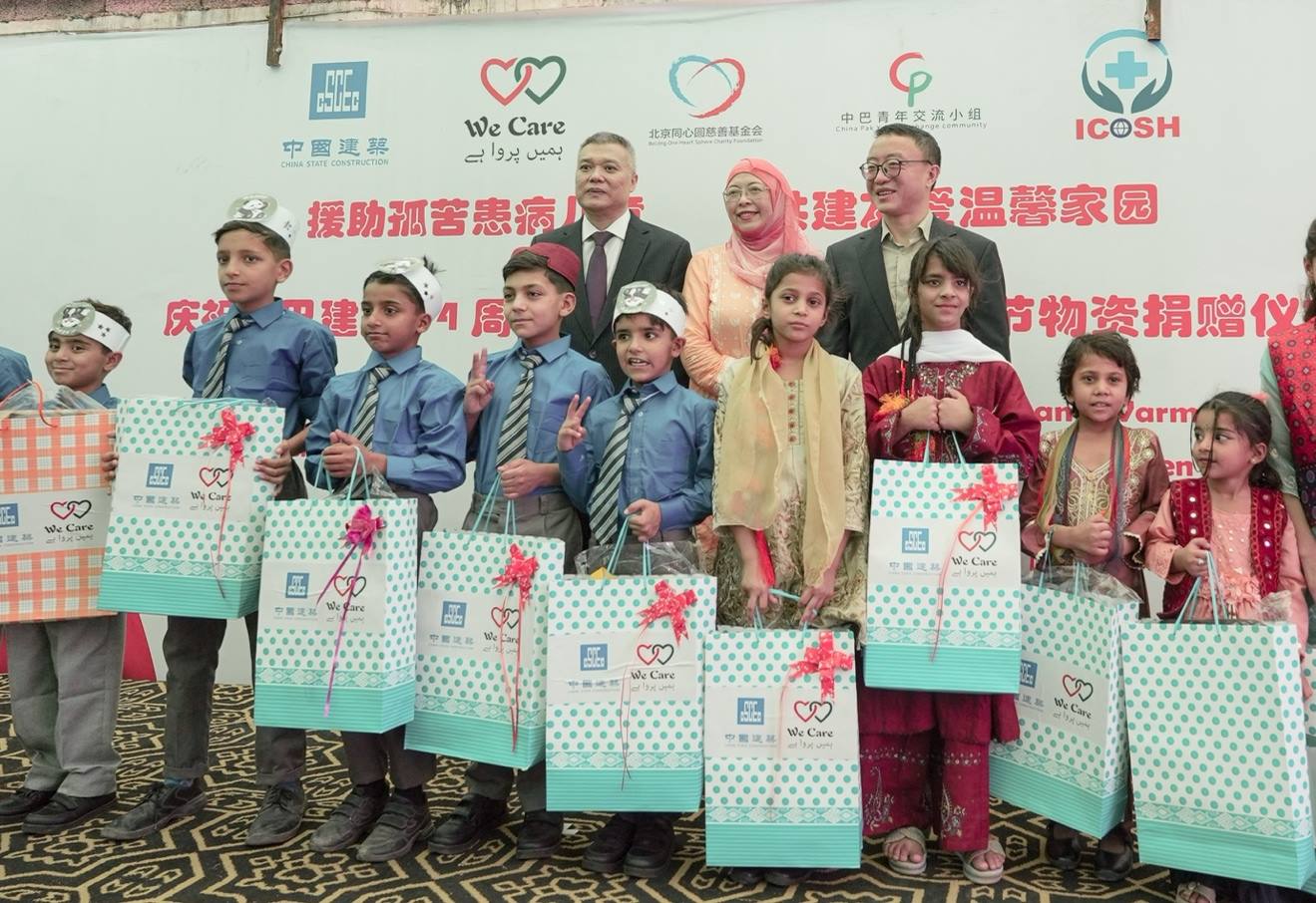 受捐孤兒在儀式上合影留念。瓦加斯·阿赫邁德攝