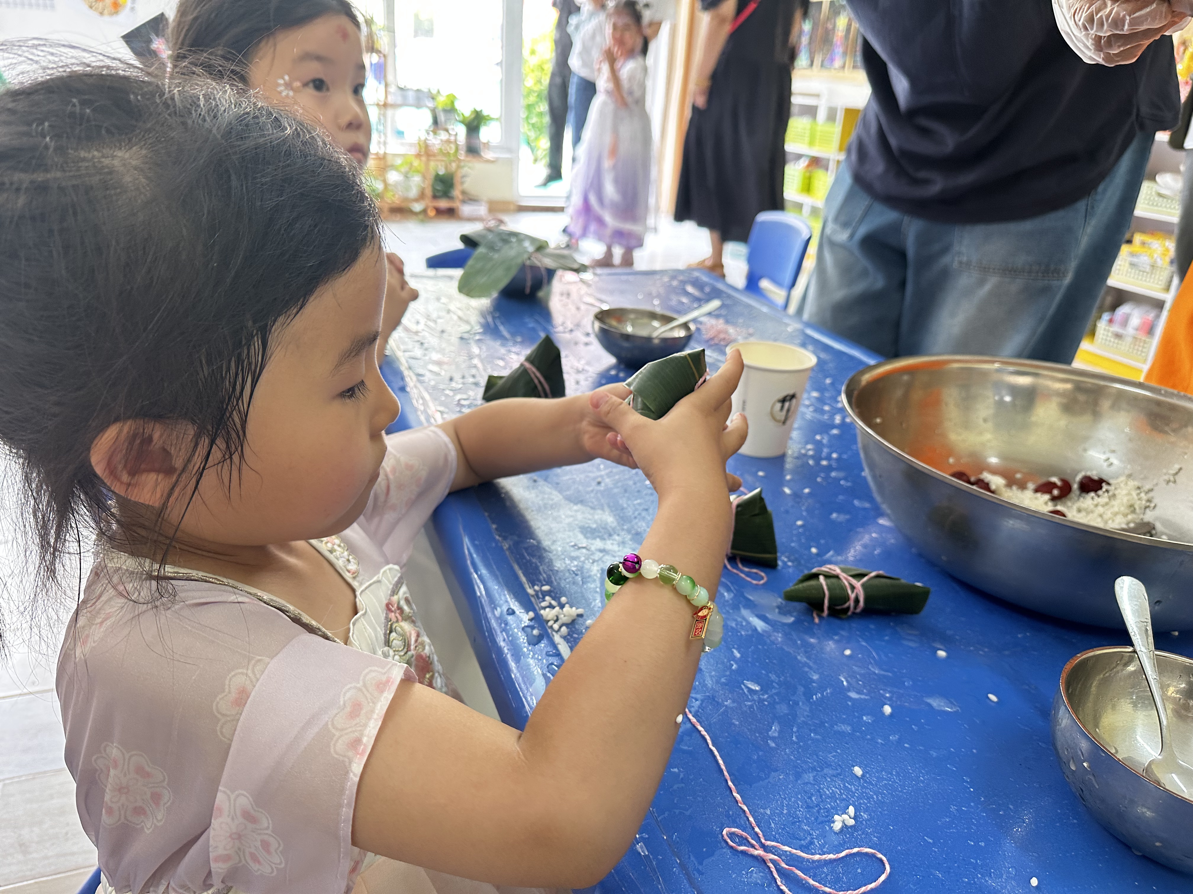 小朋友在體驗(yàn)包粽子。人民網(wǎng)記者 楊虞波羅攝